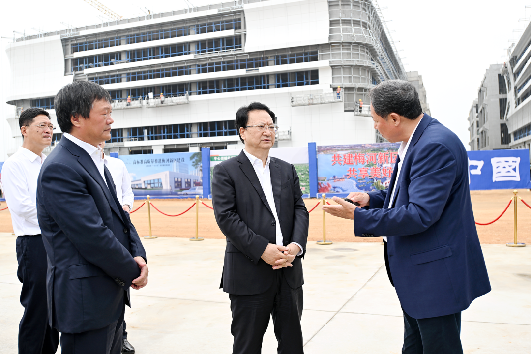9月9日，省委書(shū)記景俊海到梅河口市調研，在梅河皓月肉牛產(chǎn)業(yè)綜合加工項目現場(chǎng)詳細了解肉牛養殖、加工、交易全產(chǎn)業(yè)鏈運行情況。.png